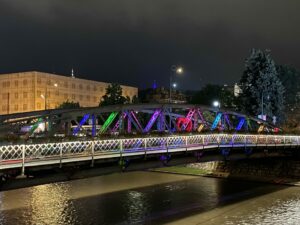 Ajfelov most blista duginim bojama u znak podrške Paradi ponosa u Sarajevu